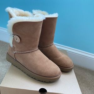 Ugh classic bailey button ll- water resistant